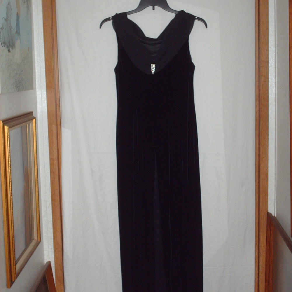 Gorgeous black Robbie Bee prom dress with slit